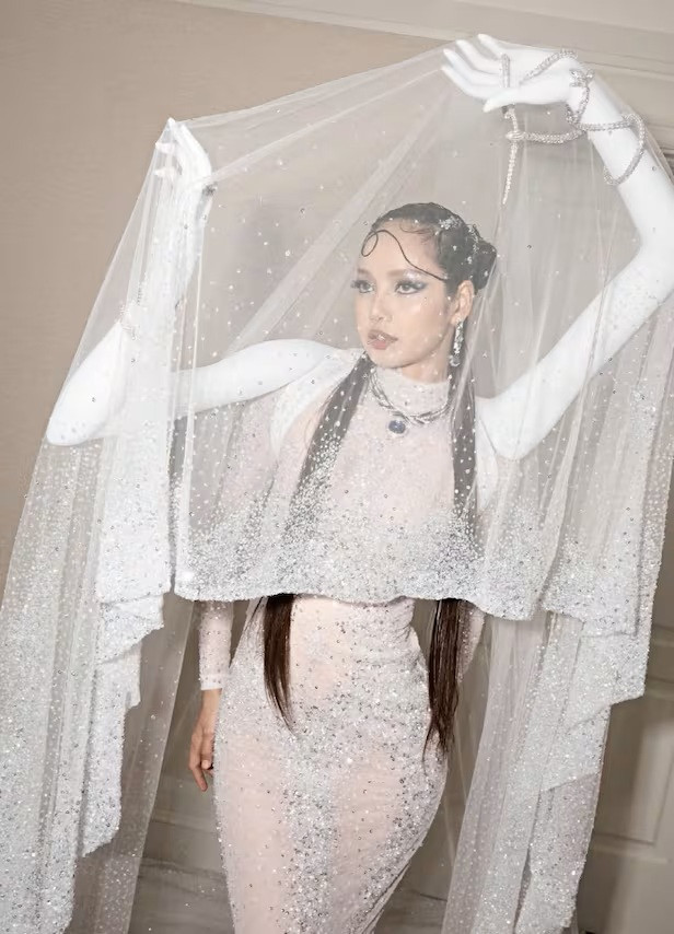 Lisa trong chiếc váy độc đáo tại Met Gala 2026.