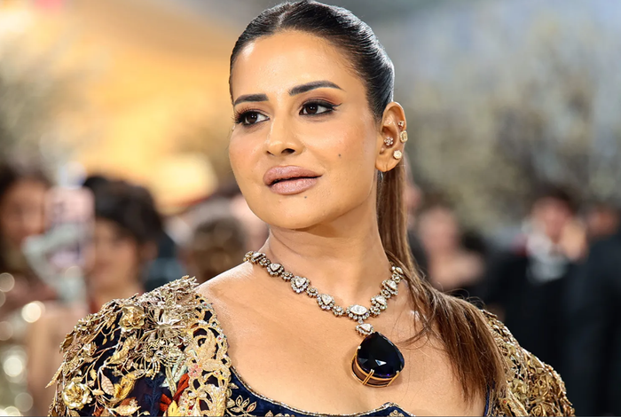 Doanh nhân tỷ phú kiêm nhà từ thiện Sudha Reddy gây choáng khi diện trang phục Manish Malhotra và đeo vòng cổ trị giá 15 triệu USD từ bộ sưu tập cá nhân. Thiết kế mang phong cách Victoria với kim cương cắt hoa, nổi bật là mặt dây 550 carat tanzanite xanh tím “Queen of Merelani” từ Tanzania. Ảnh: Getty