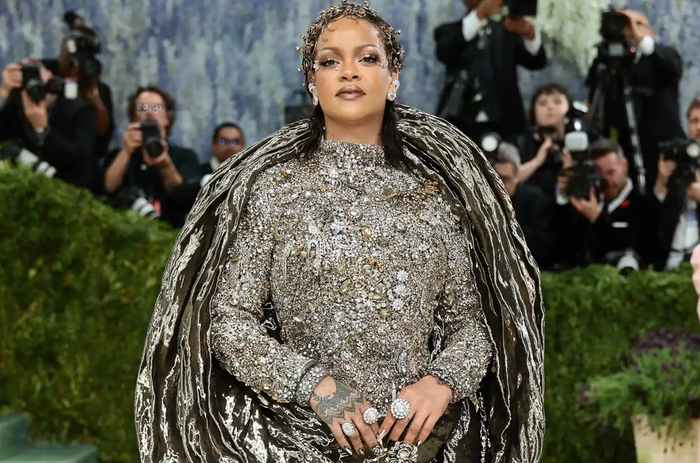 Trong lần xuất hiện thứ 11, Rihanna diện váy Maison Margiela nổi bật với chi tiết đính trang sức lấp lánh, kết hợp loạt trang sức cao cấp từ Fred Leighton, Briony Raymond, DYNE, Desert Diamonds by Glenn Spiro và phụ kiện tóc thiết kế riêng của Jennifer Behr. Ảnh: Getty