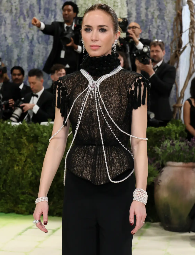 Emily Blunt diện bộ trang phục Ashi Studios màu đen kết hợp vòng cổ thân Mikimoto trị giá 500.000 USD. Thiết kế đính hàng nghìn ngọc trai Akoya, nổi bật với viên morganite hình giọt lệ 21,85 carat và 45,97 carat kim cương. Ảnh: Getty