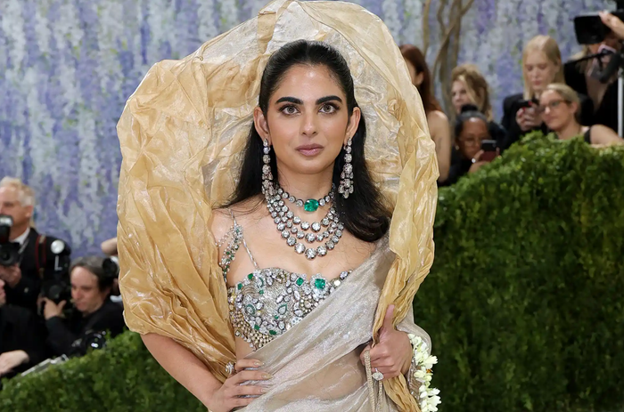 Isha Ambani gây chú ý tại Met Gala trong thiết kế Gaurav Gupta thêu đá quý từ bộ sưu tập của mẹ Nita Ambani, gồm 200 kim cương “old mine” và ngọc lục bảo từng thuộc Nizam. Cô còn đeo choker 50 carat của Lorraine Schwartz từng xuất hiện trên nhẫn của Angelina Jolie tại Oscar 2009. Ảnh: Getty