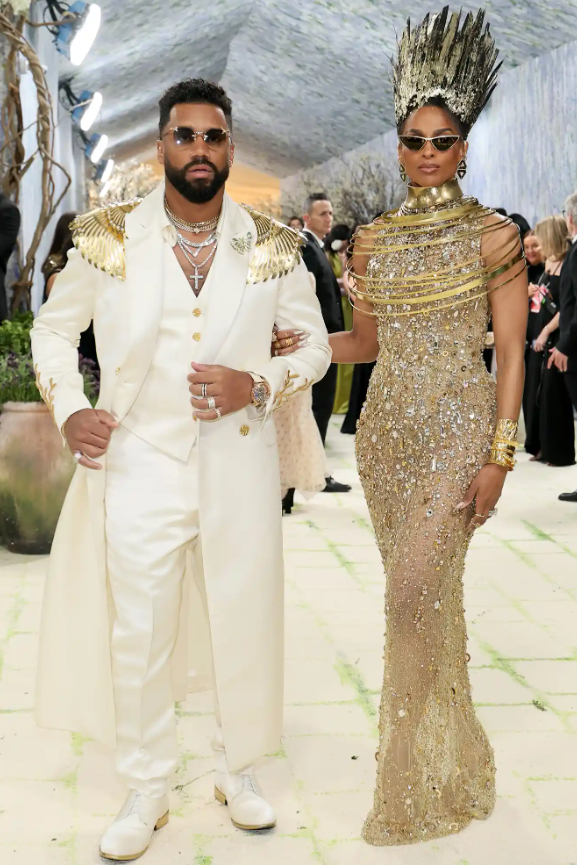 Russell Wilson và vợ Ciara đều xuất hiện lộng lẫy với loạt trang sức xa xỉ. Đặc biệt, anh gây chú ý với đồng hồ Jacob & Co trị giá 1,5 triệu USD, dây chuyền tennis kim cương Ashoka 2,4 triệu USD, cùng nhiều trang sức kim cương từ Grown Brilliance, Vobara và Miraki. Ảnh: Getty