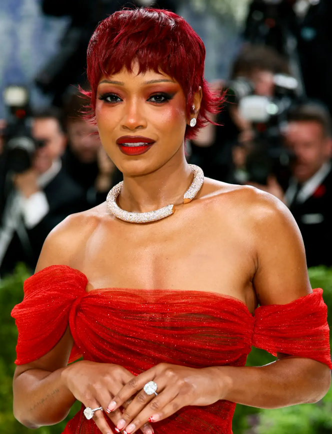 Keke Palmer trở lại Met Gala trong chiếc váy đỏ trễ vai nổi bật và kết hợp cùng vòng cổ Wempe tinh xảo. Thiết kế “tối giản” này thực chất được đính hơn 1.200 viên kim cương, chế tác từ 257 gram vàng hồng 18K, mất hơn 300 giờ thực hiện thủ công và có giá trị khoảng 1 triệu USD. Ảnh: Getty
