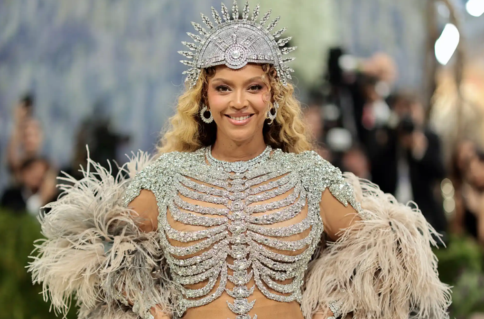 Queen Bey xuất hiện trong bộ trang phục đính đá toàn thân của Olivier Rousteing, đi kèm vương miện đồng điệu. Chưa kể, cô còn đeo hàng trăm carat kim cương và ngọc lục bảo của Chopard trên cổ, cổ tay và tai. Ảnh: Getty