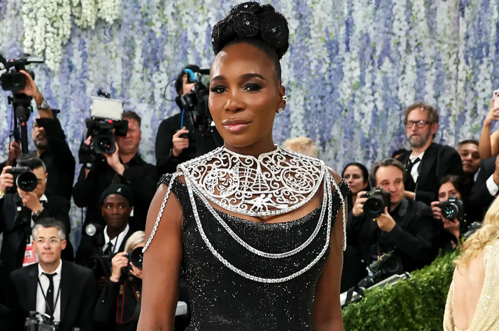 Venus Williams diện Swarovski với phong cách lấy cảm hứng từ bức chân dung của cô do Robert Pruitt thực hiện. Điểm nhấn là vòng cổ tái hiện thiết kế gắn với Wimbledon, mang biểu tượng cho sự nghiệp, gia đình và hành trình đấu tranh bình đẳng trong tennis. Ảnh: Getty