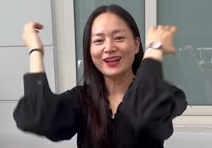 Lan Phương không giấu được cảm xúc khi vỡ òa hạnh phúc, thậm chí cô còn nhảy cẫng lên vì vui mừng.&nbsp;