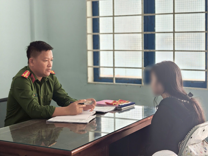 Công an xã Tây Trà tuyên truyền, giải thích cho cháu M. hiểu rõ các nguy cơ phải đối mặt.&nbsp;