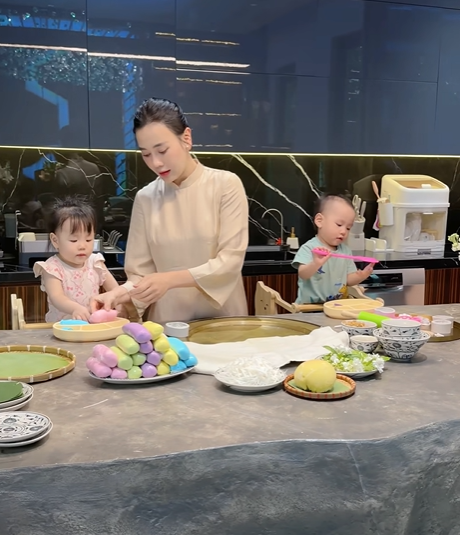 Phương Oanh dành nhiều thời gian bên các con.&nbsp;