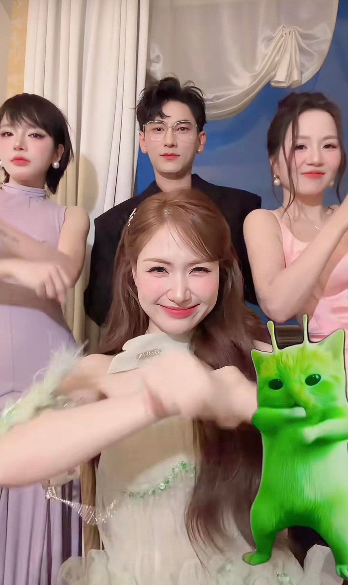 Hòa Minzy thân thiết hội ngộ Issac.&nbsp;