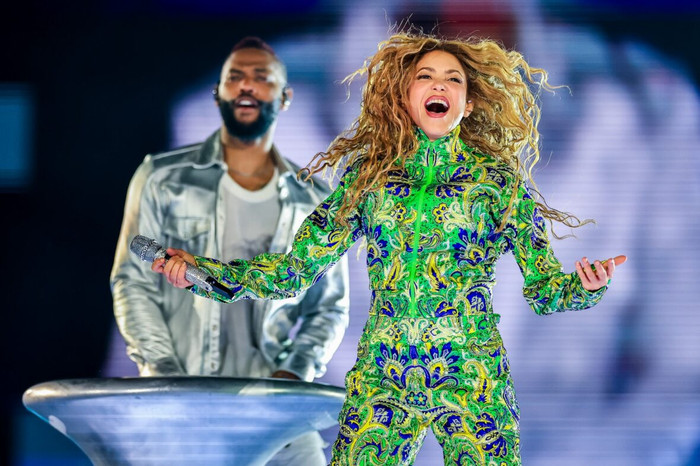 Shakira 'đốt cháy' Copacabana: Show miễn phí hút 2 triệu người, mang về 160 triệu USD cho Rio Ảnh 1