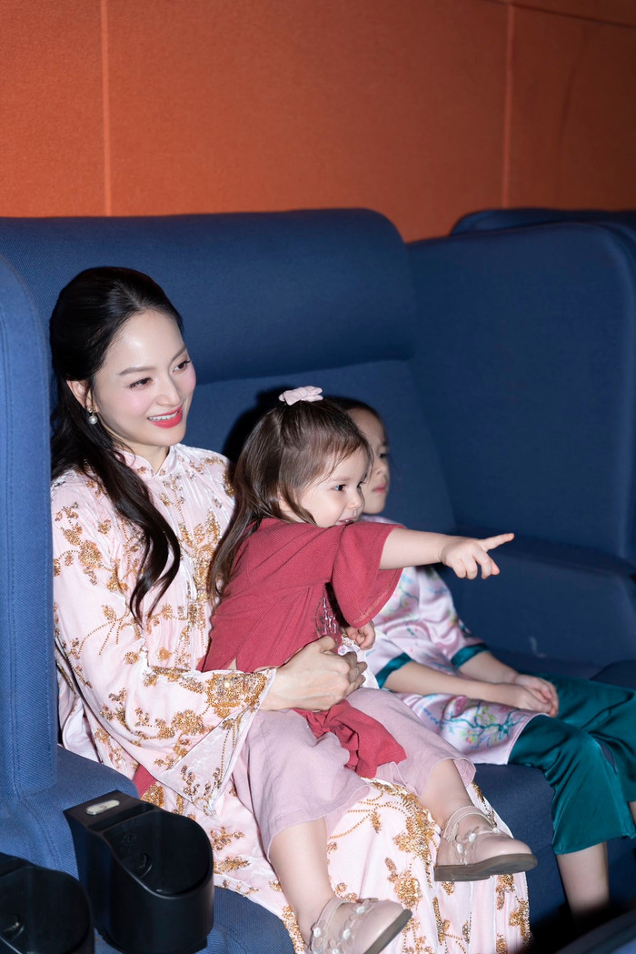 Lan Phương dành nhiều thời gian bên con.&nbsp;