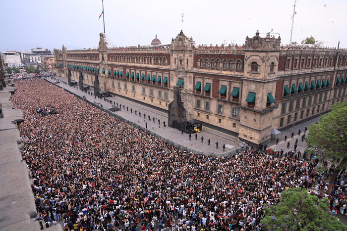 Quảng trường Zócalo 'vỡ trận' vì BTS, được đích thân Tổng thống Mexico tiếp đón Ảnh 1