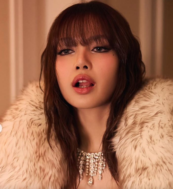 Lisa khiến fan bùng nổ với phong cách thời trang táo bạo sau Met Gala 2026.