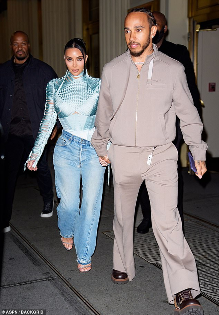 Người mẫu Kim Kardashian và Lewis Hamilton bị bắt gặp tay trong tay sau khi rời khỏi một sự kiện.