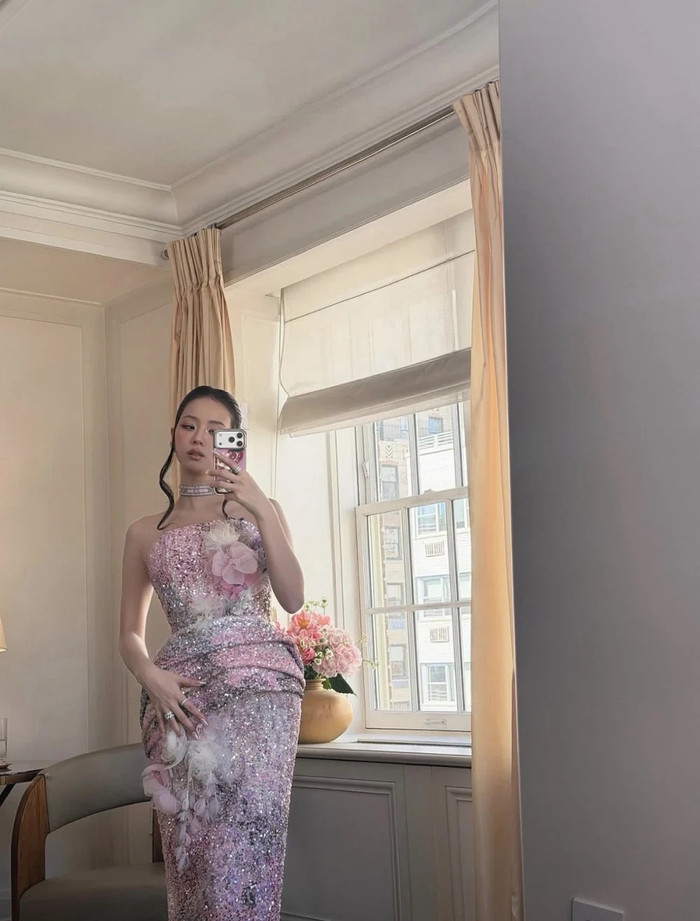 Không chỉ gây chú ý bởi tạo hình nổi bật, Jisoo còn được khen ngợi bởi thần thái chuyên nghiệp trong hậu trường.