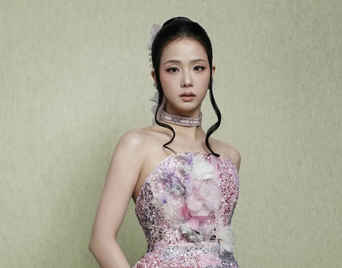 Jisoo trong thiết kế tại Met Gala 2026.
