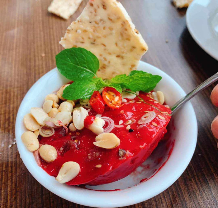 Ở quê Phương Oanh có một món đỏ au, không phải ai cũng dám ăn nhưng dân nhậu thì mê mẩn Ảnh 2