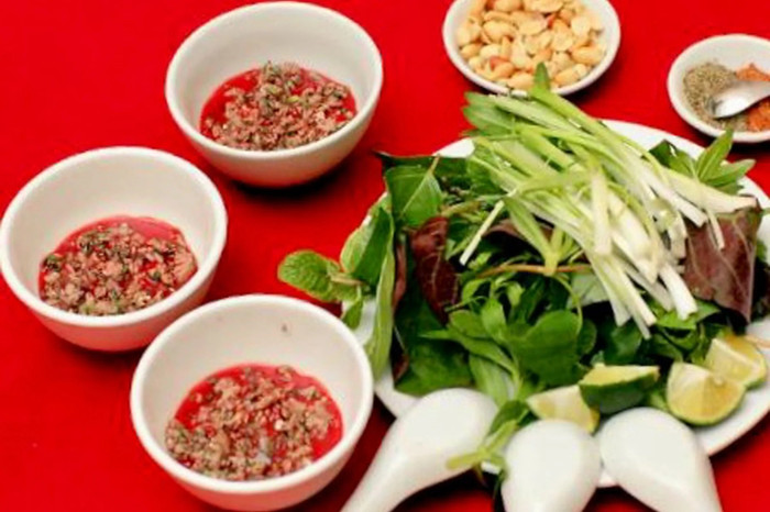 Ở quê Phương Oanh có một món đỏ au, không phải ai cũng dám ăn nhưng dân nhậu thì mê mẩn Ảnh 4