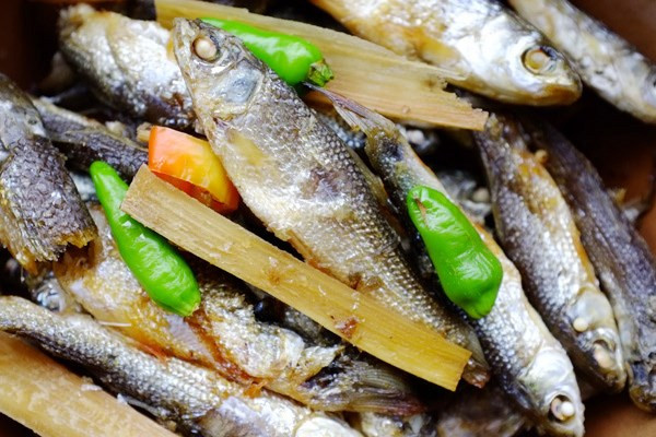 Cá linh kho mía.