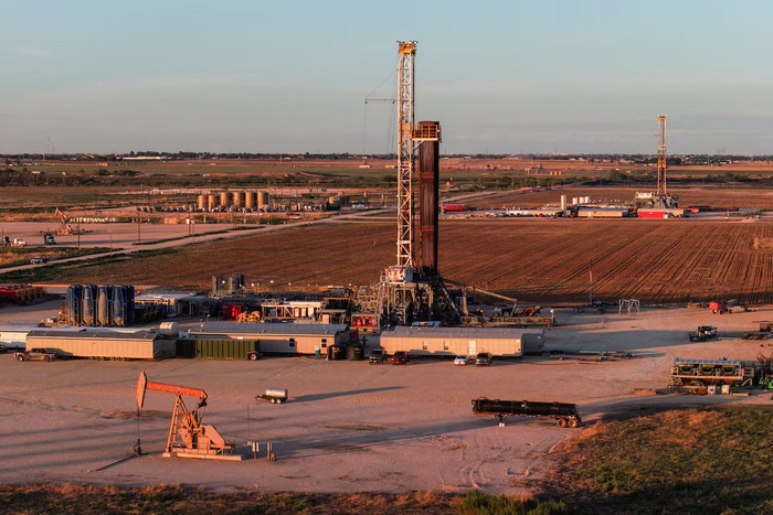 Hình ảnh từ trên cao bằng thiết bị bay không người lái ghi lại các giàn khoan dầu tại Midland, bang Texas, Mỹ ngày 11/6/2025. REUTERS