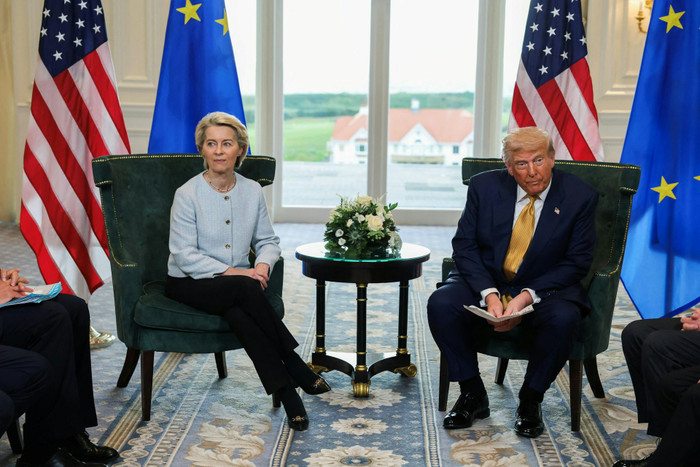 Ảnh chụp Tổng thống Mỹ Donald Trump gặp gỡ Chủ tịch Ủy ban châu Âu Ursula von der Leyen tại Turnberry, Scotland, ngày 27 tháng 7 năm 2025. (Reuters).