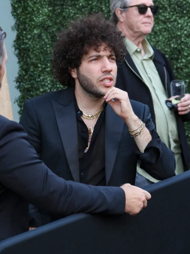 Benny Blanco xuất hiện với bộ suit đen đồng điệu. Ảnh: Getty Images