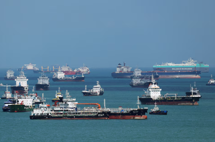 Tàu chở dầu tại eo biển Singapore. Ảnh: Reuters