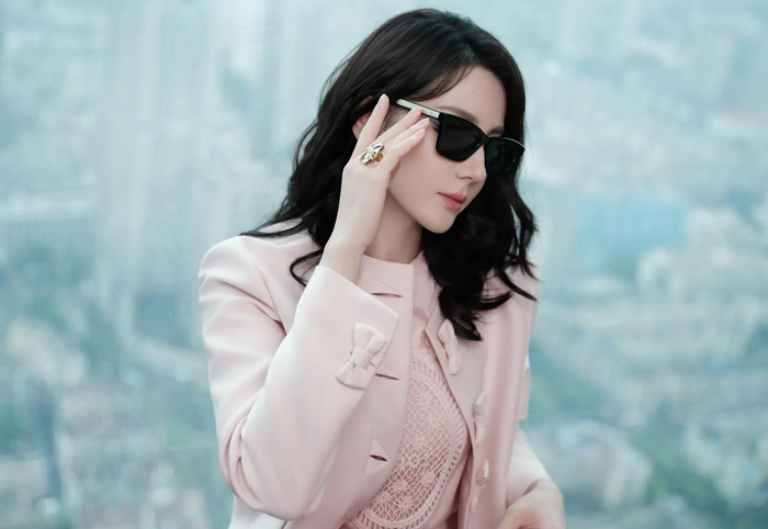 Thần thái sang chảnh, đầy cuốn hút của mỹ nhân Tân Cương trong từng góc máy. Ảnh: Sohu