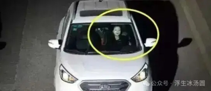 Đang lái xe trên đường cao tốc, nữ tài xế có hành động gây phẫn nộ Ảnh 1