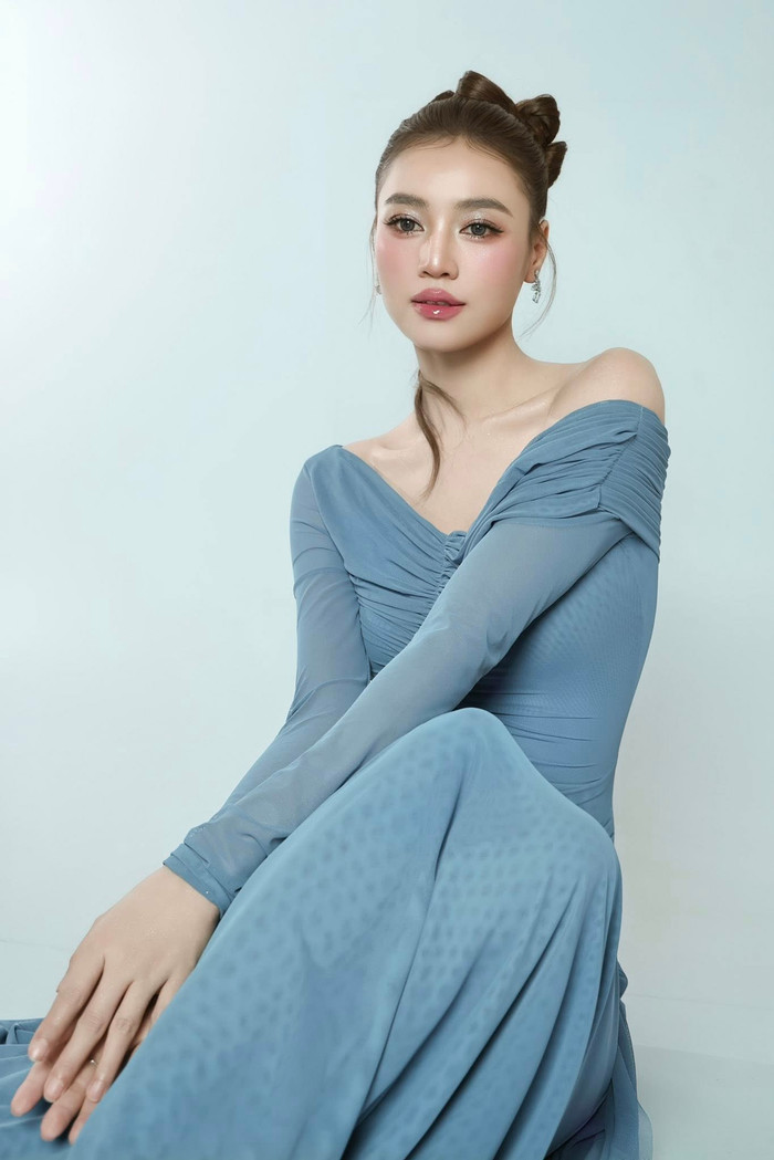 Ninh Dương Lan Ngọc bối rối khi vô tình để lộ thông tin về những dự án sắp tới. Ảnh: FBNV