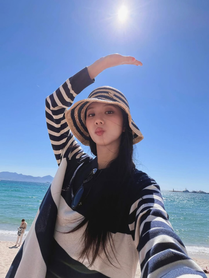 Trước đó khi gặp lùm xùm về trang phục, Jisoo đã lựa chọn giữ im lặng. Ảnh: IGNV