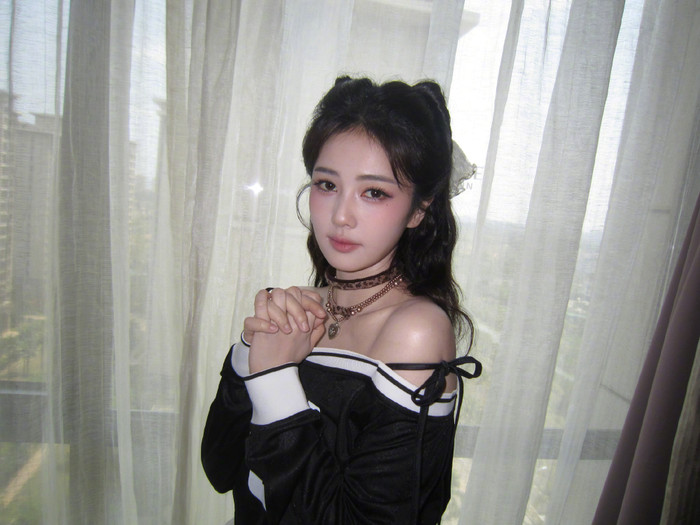 Đôi mắt đượm buồn của Bạch Lộc đã thu hút sự chú ý từ phía khán giả. Ảnh: Weibo