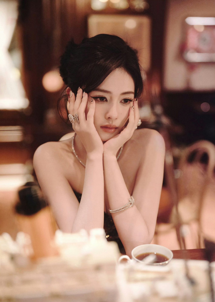 Bạch Lộc được nhiều khán giả yêu mến nhờ nhan sắc xinh đẹp, khả năng diễn xuất tự nhiên. Ảnh: Weibo