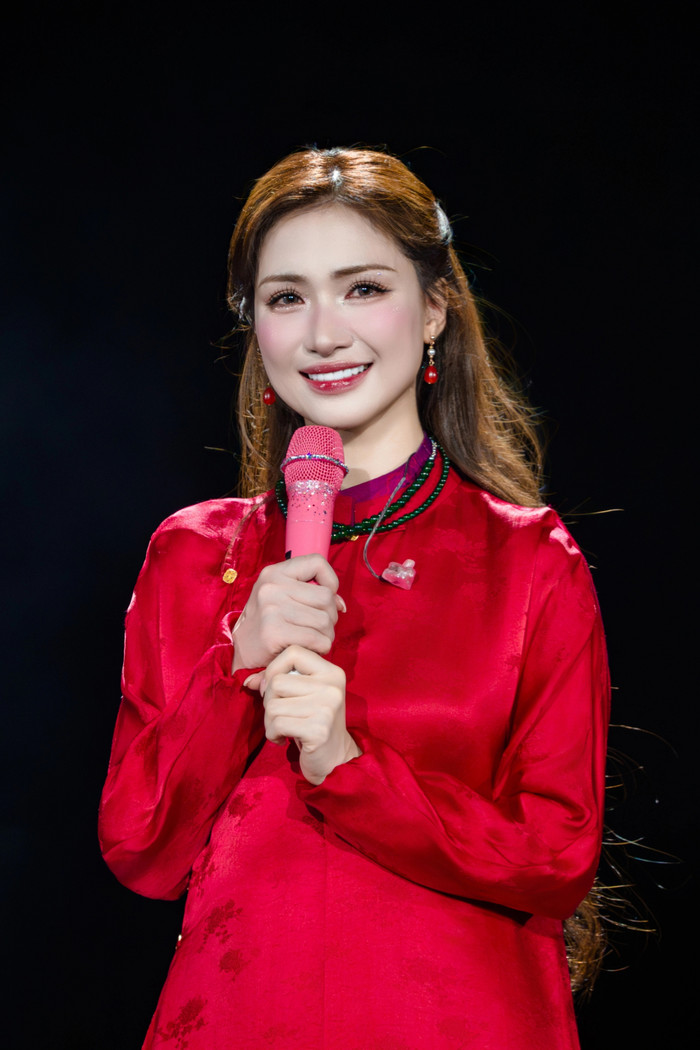 Ca sĩ Hoà Minzy quê ở Bắc Ninh - nơi có món đặc sản nem ngựa.