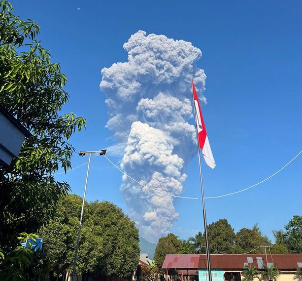 Hình ảnh tro bụi bốc lên sau vụ phun trào núi lửa Dukono ở huyện Bắc Halmahera, tỉnh Bắc Maluku, Indonesia, ngày 8 tháng 5, được lấy từ mạng xã hội. (Jhon Frengki Manipa/Reuters qua CNN Newsource)