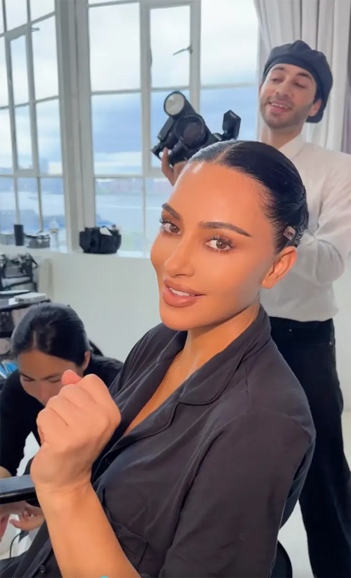 Kim Kardashian tranh thủ quay vlog trước thềm tham dự Met Gala 2026.