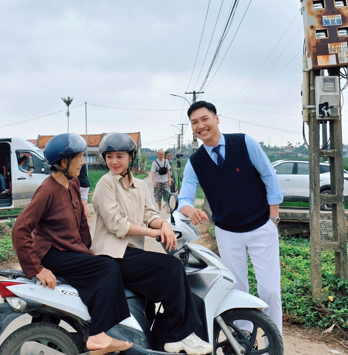 Hậu trường phim Bước Chân Vào Đời (Ảnh: FBNV).