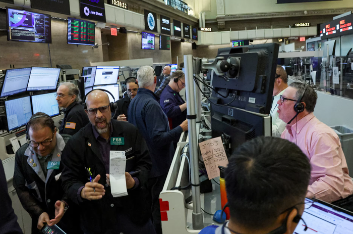 Các nhà giao dịch hợp đồng tương lai và quyền chọn làm việc trên sàn giao dịch chứng khoán New York American (AMEX) tại thành phố New York, Mỹ (Ảnh: Reuters).