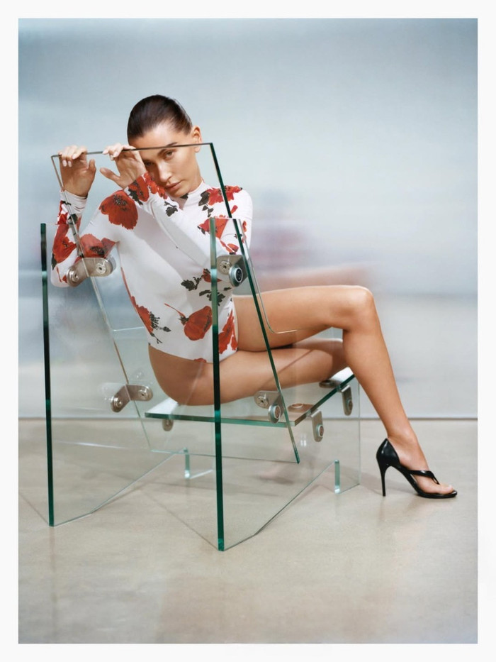 Hailey Bieber thả dáng táo bạo trong bodysuit hoa. Ảnh: Alaïa