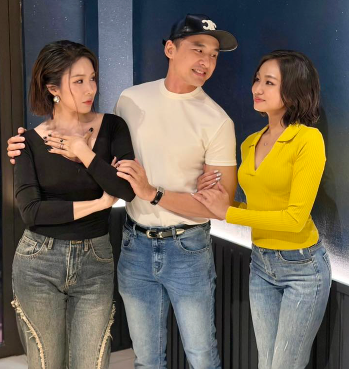 Ngân Hòa thoải mái khoác tay Lương Thế Thành khi chụp hình cùng Lê Phương. Ảnh: FBNV