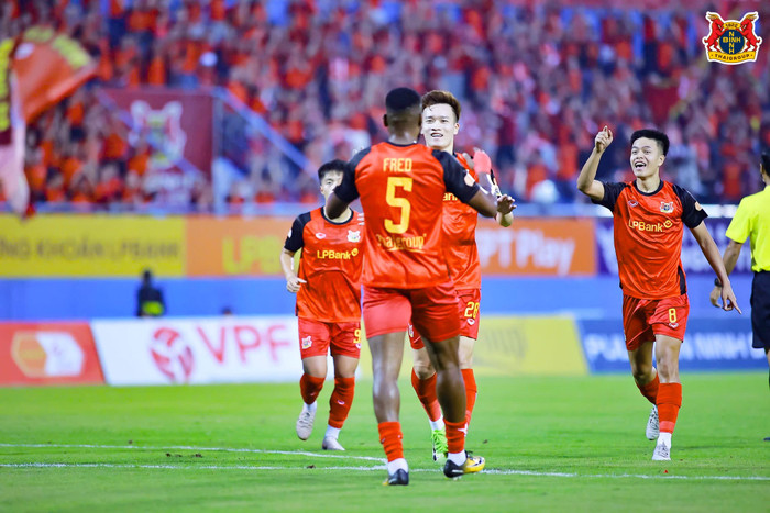 Nguyễn Hoàng Đức tiếp tục cho thấy đẳng cấp khi tỏa sáng giúp Ninh Bình đánh bại Hải Phòng 2-1. Ảnh: Ninh Bình FC