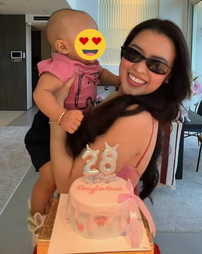 Quyên Qui cười tươi rói khi lần đầu khoe con với khán giả. Ảnh chụp màn hình