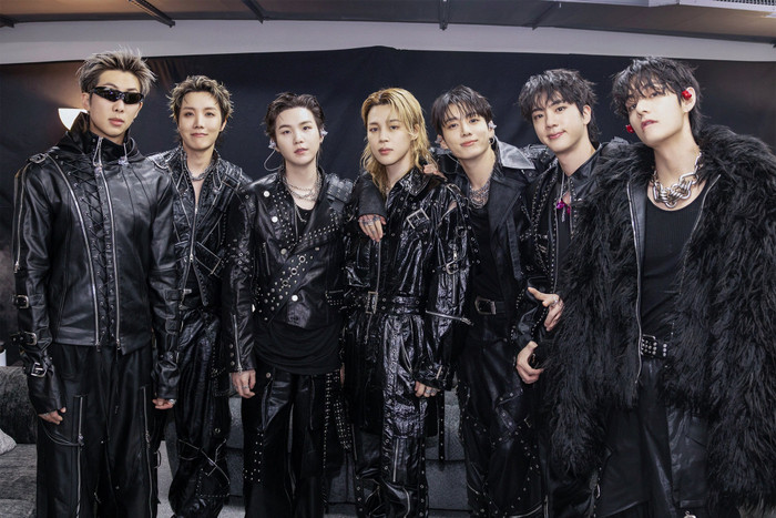 BTS đang viết lại lịch sử tour diễn, sánh ngang Coldplay và Taylor Swift Ảnh 2