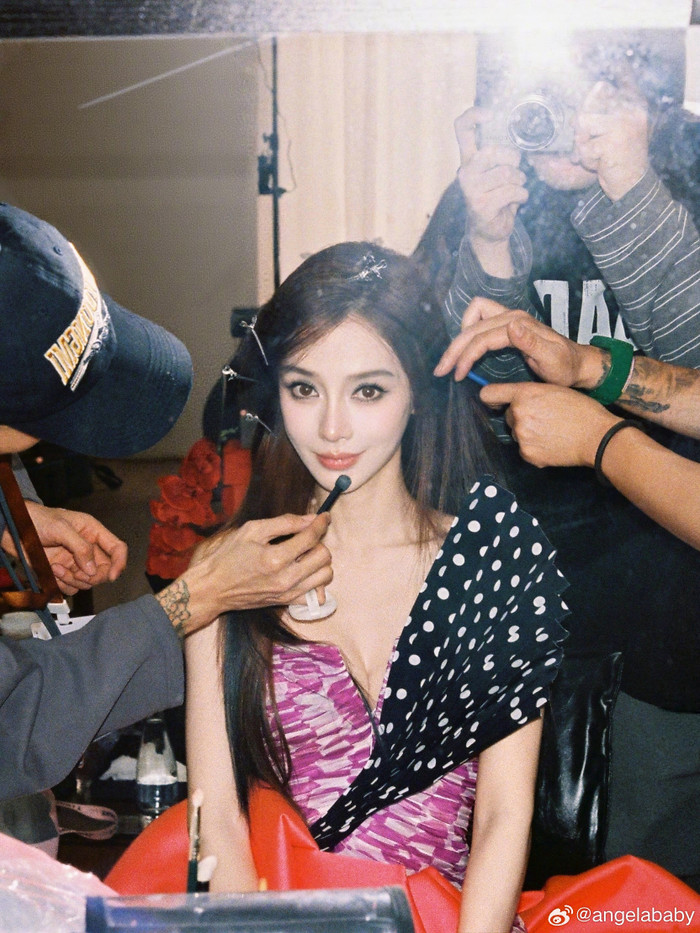 Angelababy trong những năm qua vẫn độc thân và nỗ lực làm việc. Cô từng được bắt gặp đưa con trai đi chơi cùng Huỳnh Hiểu Minh. Ảnh: Weibo