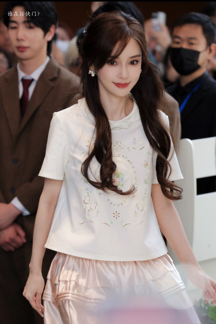 Nhiều người hâm mộ cho rằng Angelababy vẫn giữ được phong độ nhan sắc như trước đây. Ảnh: Fansite