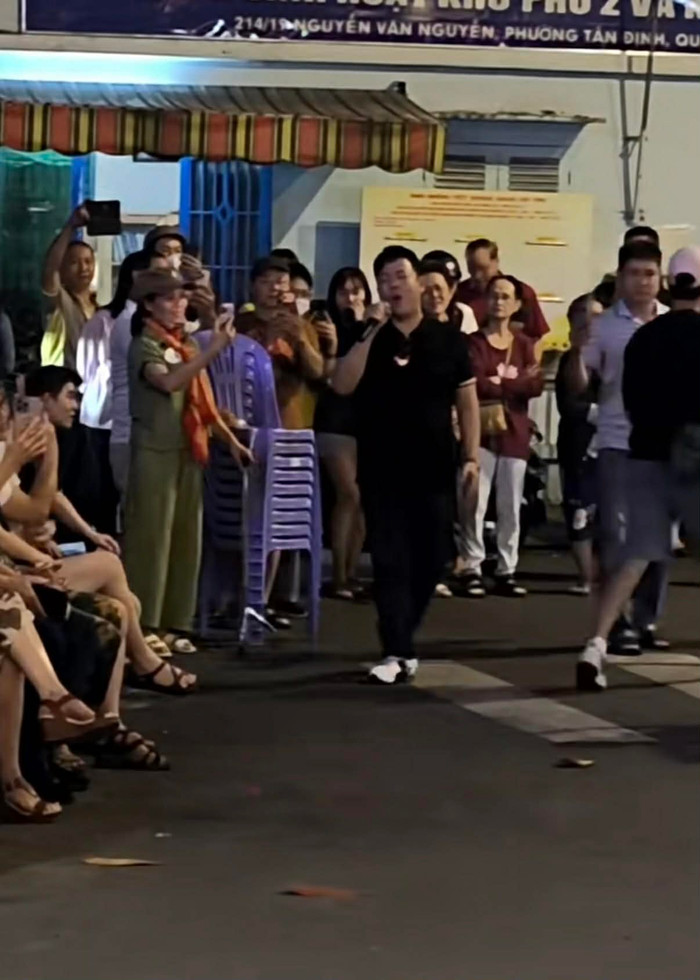 Nam ca sĩ Việt sang Mỹ định cư, bất ngờ về nước hát lề đường gây xôn xao Ảnh 1