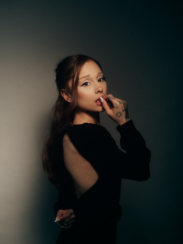 Ariana Grande áp sát cột mốc mới, sáng cửa giành No.1 thứ 8 tại Anh Ảnh 2