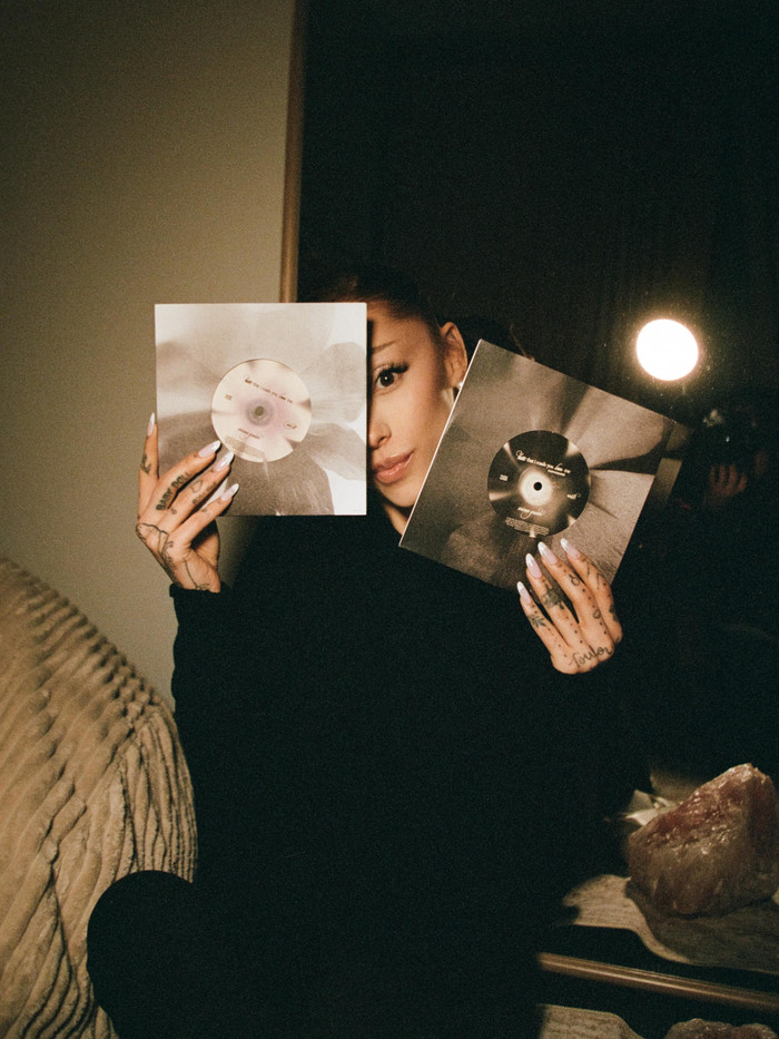 Ariana Grande áp sát cột mốc mới, sáng cửa giành No.1 thứ 8 tại Anh Ảnh 1