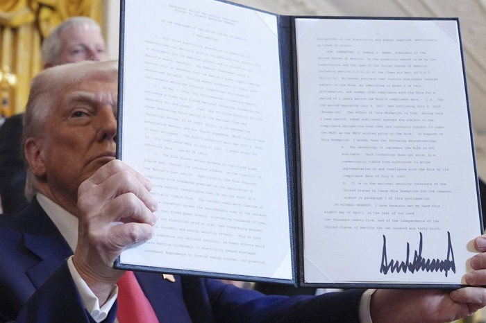 Tổng thống Donald Trump cầm một sắc lệnh hành pháp đã được ký trong một sự kiện diễn ra tại Phòng Đông của Nhà Trắng, ngày thứ Ba, 8 tháng 4 năm 2025, tại Washington. (Ảnh AP/Evan Vucci)