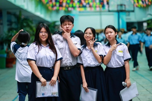 Thí sinh TP.HCM bước vào thi môn đầu tiên Kỳ thi vào lớp 10. Nguồn ảnh: Nhật Thịnh/Báo Thanh Niên